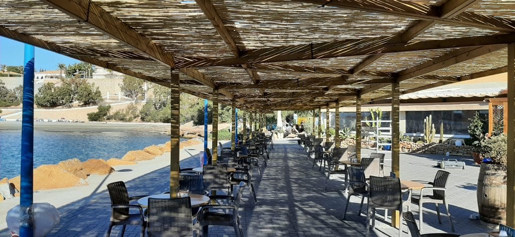 sombraje de caña y madera