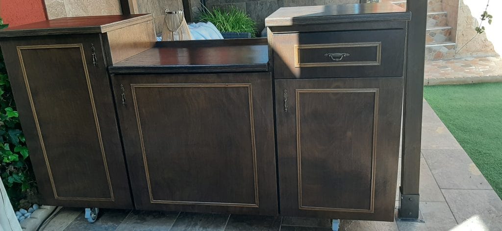 mueble de madera hecho a mano